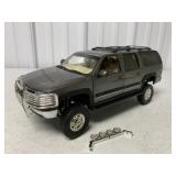 1/18 Ertl Chevy Suburban 2500 Off Roadr 2
