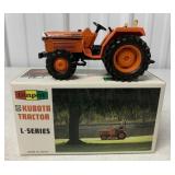 1/25 Kubota L-Series Tractor