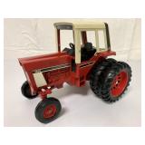 1/16 Ertl International 1586 Tractor