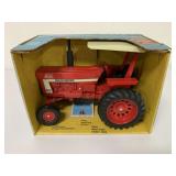 1/16 International 1066 w/ Rops in Blue Box