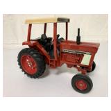 1/16 International 886 Tractor