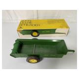 1/16 John Deere Manure Spreader in Ice Cream Box