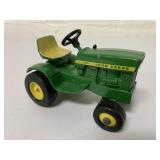 1/16 Ertl John Deere 140 Lawn/Garden Tractor