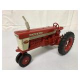 1/16 McCormick Farmall 560 Tractor