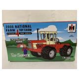 1/32 Ertl International 4366 in box