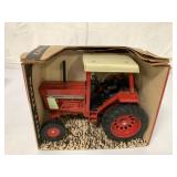 1/16 International 886 Tractor w/ Safety Frame