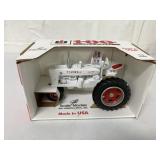 1/16 IH McCormick Farmall M Demonstrator