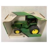 1/16 Ertl John Deere 4960 MFWD Tractor in box