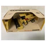 1/32 Ertl New Holland Combine in box
