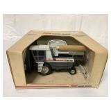 1/32 New Idea 800C Self-Propelled Harvester