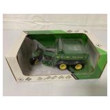 1/16 Ertl John Deere AMT 600 in box