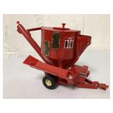 1/16 Ertl IH Feed Grinder Mixer