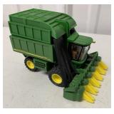 1/64 Ertl JD 996 Cotton Picker
