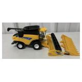 1/64 Ertl New Holland CR9080 Combine w/ Corn