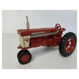 1/16 McCormick Farmall 560 Tractor