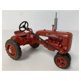 1/16 IH McCormick Farmall B Tractor