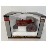 1/16 SpecCast International Farmall 400 Tractor