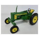 1/16 Ertl John Deere 520 Wide Front Tractor