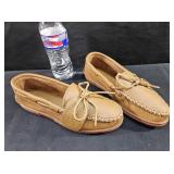 Ladies Minnetonka Slippers SZ 8