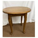 Oak Side Table 24 c 20 x 22