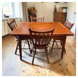 MC table w/ 4 chairs & collapsible leafs