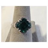 14K Gold Emerald Green Stone Ring