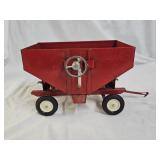 ERTL International Harvester Gravity Feed Wagon