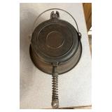 Wagner No. Cast Iron Waffle Maker