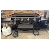 Cuisinart Grill with Cylinder and Cover