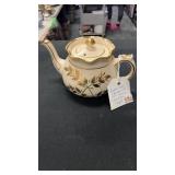 Arthur Wood England cream / gold teapot