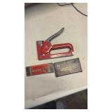 Staple gun and staples