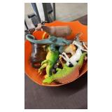 Bucket of toy animals / dinosaurs