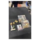 Assorted vintage pins