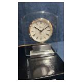 Quartz desk clock