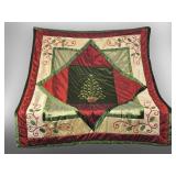 Christmas-Themed Decorative Quilt