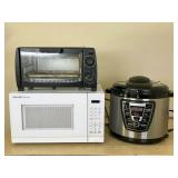 Small Kitchen Appliance Lot: Toaster, Microwave, C