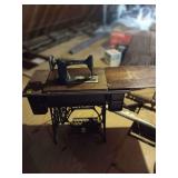 Antique Singer Sewing Machine . Untested