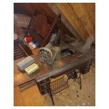Vintage Singer Sewing Machine and Cabinet. Untested