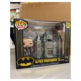 POP! Town (13) DC Super Heroes - ALFRED PENNYWORTH with Wayne Manor vinyl figures
