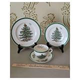 Vintage 24-Piece Spode Christmas Tree 4-Piece Place Setting for Six in excellent vintage condition...