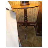 Very Nice Vintage 3-Legged Pedestal Table 18.75x17x27" in very good vintage condition LAMP NOT INCLUDED...