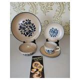 Vintage Pfaltsgraff Stoneware Folk Art Pattern 5-Piece Place Setting in excellent vintage condition...