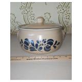 Vintage Pfaltsgraff Stoneware Folk Art Pattern 3.5 Quart Casserole w/Lid in excellent vintage condition...