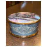 Thomas Kinkade “Lamplight Land” porcelain music box…..2nd issue in the Thomas Kinkade’s Lamplight Village Music Box Collection…..#A-03423 with COA