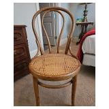 Very nice vintage bentwood oak bistro chair w/cane seat in excellent vintage condition...