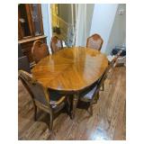 Gorgeous Vintage Thomasville Dining Room Table & Six(6) Chairs w/2-20" Leaves in very good vintage condition...