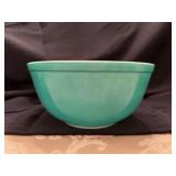 Vintage Pyrex Primary Colors Green 2-1/2 qt mixing bowl in used condition