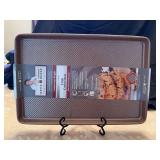 Grouping of several pieces of both new/used bakeware pans and 2 cooling racks (see all pics)