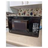 GE older model microwave…..in used condition but works as it should…..18-1/4 x 12-1/2 x 10-3/4 tall
