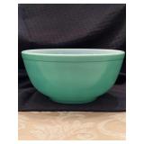 Vintage Pyrex Primary Colors Green 2-1/2 qt mixing bowl in used condition